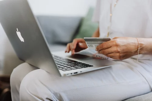 Ältere Dame benutzt Laptop zum Online-Shopping während der Pandemie