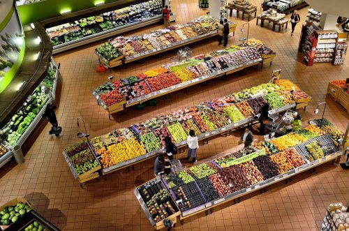 Vogelperspektive eines Lebensmittelhandels mit Blick auf Obst und Gemüseabteilung
